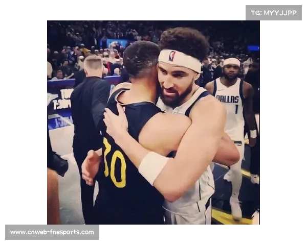 克莱-汤普森重返勇士主场，赛前与昔日队友深情拥抱